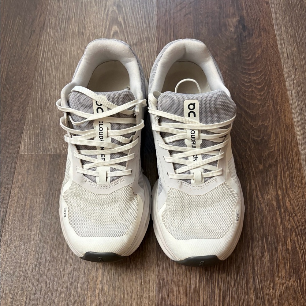 On Running Classic White Lace-Up Shoes